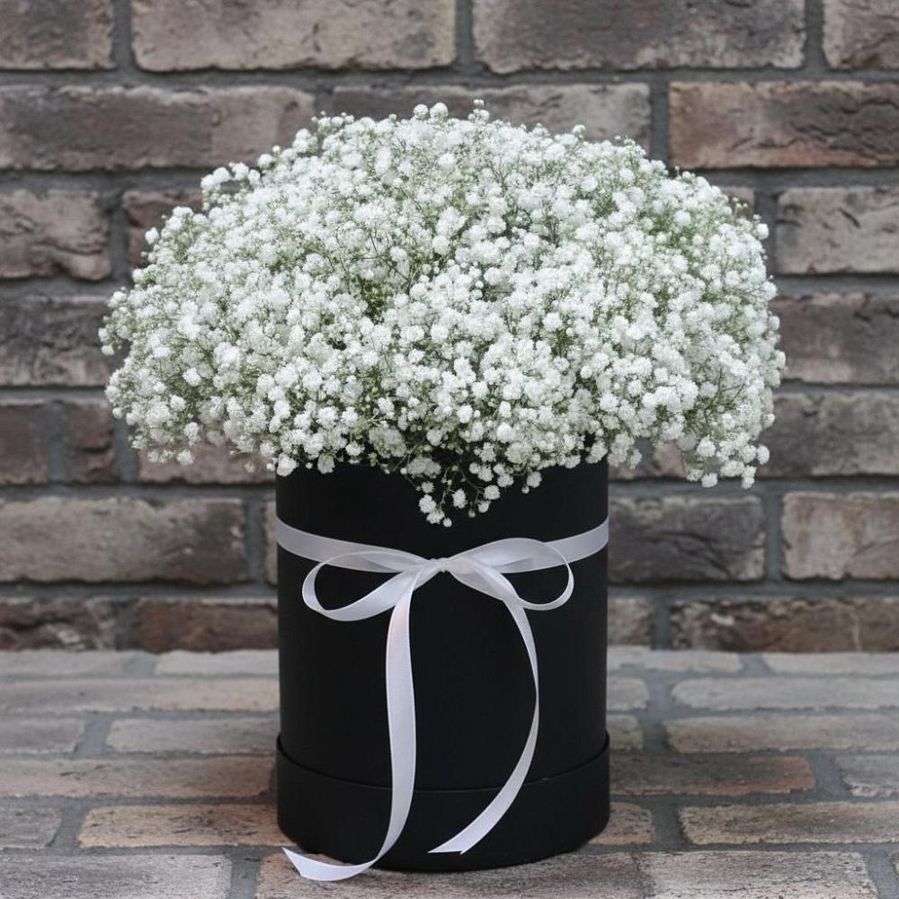 Цветочная композиция из Гипсофила в шляпной коробке в Старом Победилово