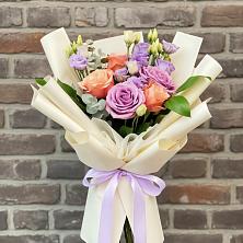 Букет цветов из:  Лизиантусы и Розы в Старом Победилово