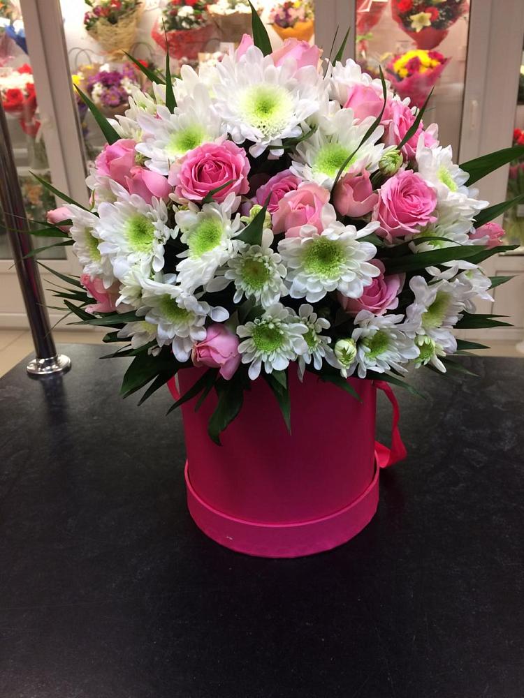 Цветочная композиция из Розы и Хризантемы в шляпной коробке в Старом Победилово