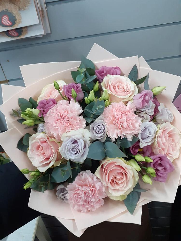 Букет цветов из: Розы, Гвоздики и Лизиантусы в Старом Победилово