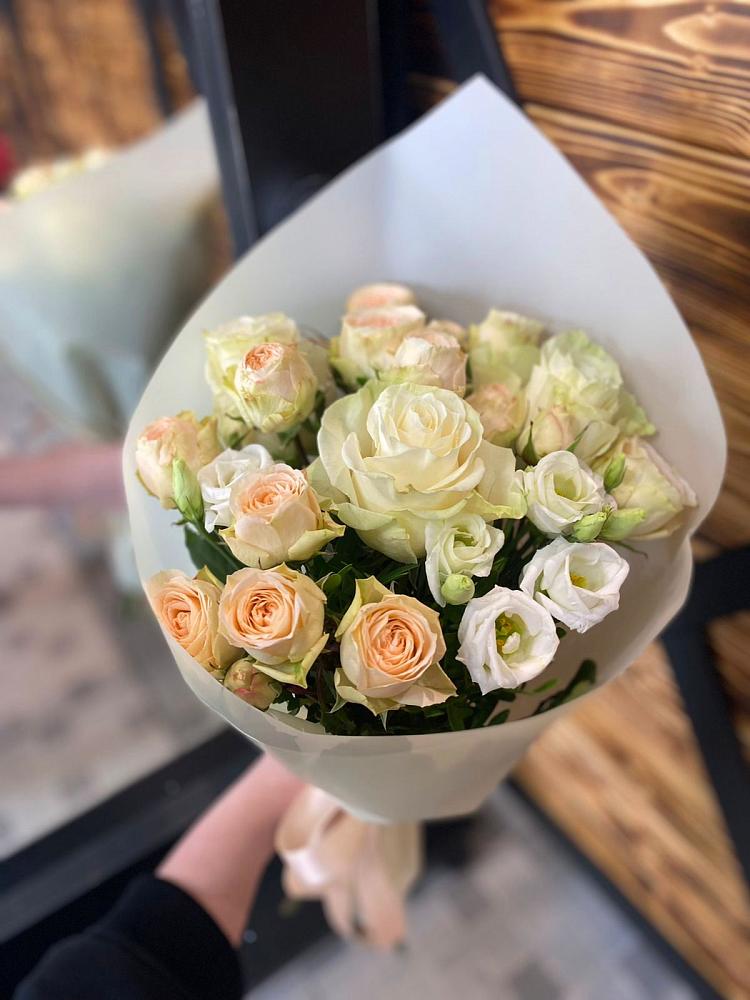 Букет цветов из: Розы и Лизиантусы в Старом Победилово